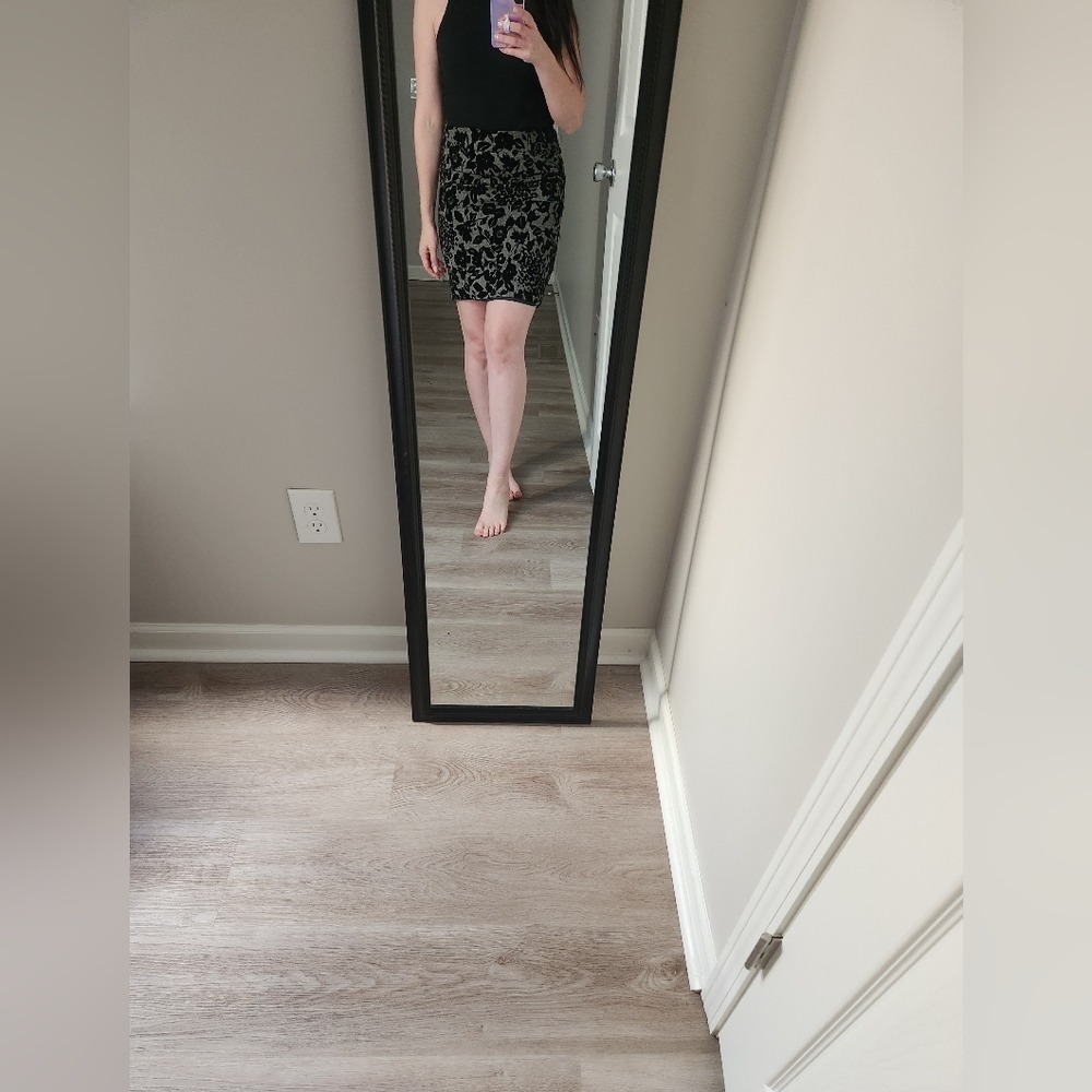 Ann Taylor linen blend Black Floral Embossed Skirt Size 6P